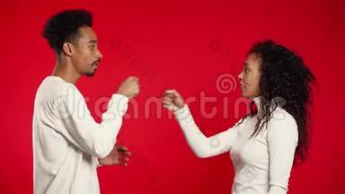 非洲夫妇打着有趣的招呼，就像老电影中的红色手势一样